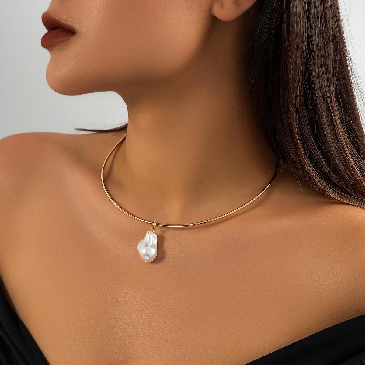 Women's Fashion Temperament Shaped Pearl Pendant Choker Necklace