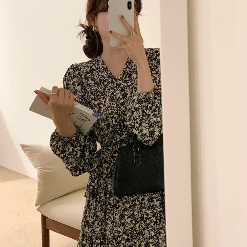 South korea Chic Autumn Retro Temperament V-neck Full Screen Floral Waist Hugging Slimming Long sleeve Small Dress Women