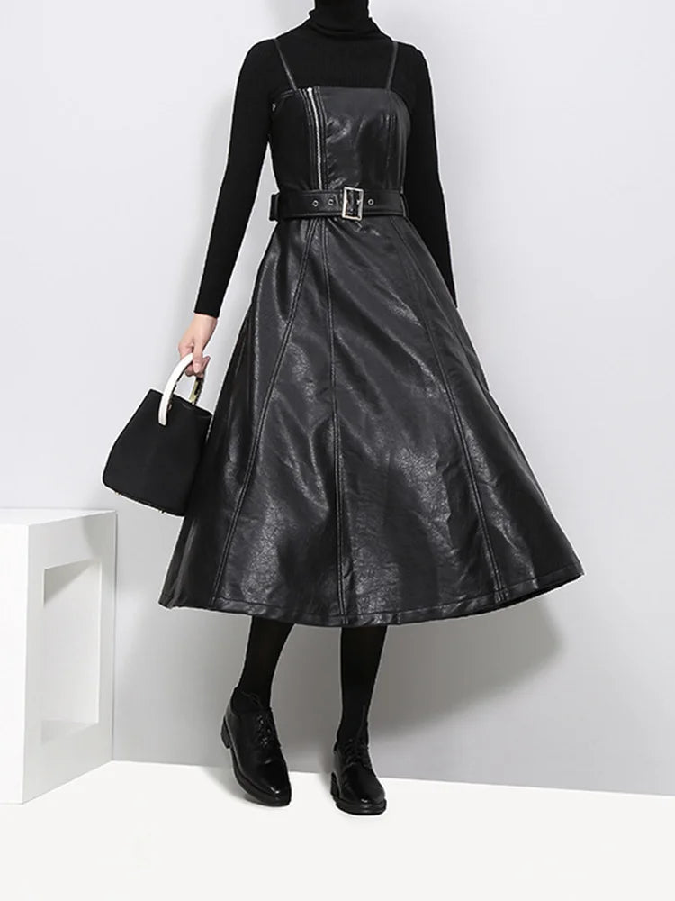 [EAM] Women Black Pu Leather Long Spaghetti Strap Dress New V-Neck Sleeveless Loose Fit Fashion Tide Spring Autumn 2024 JD03201