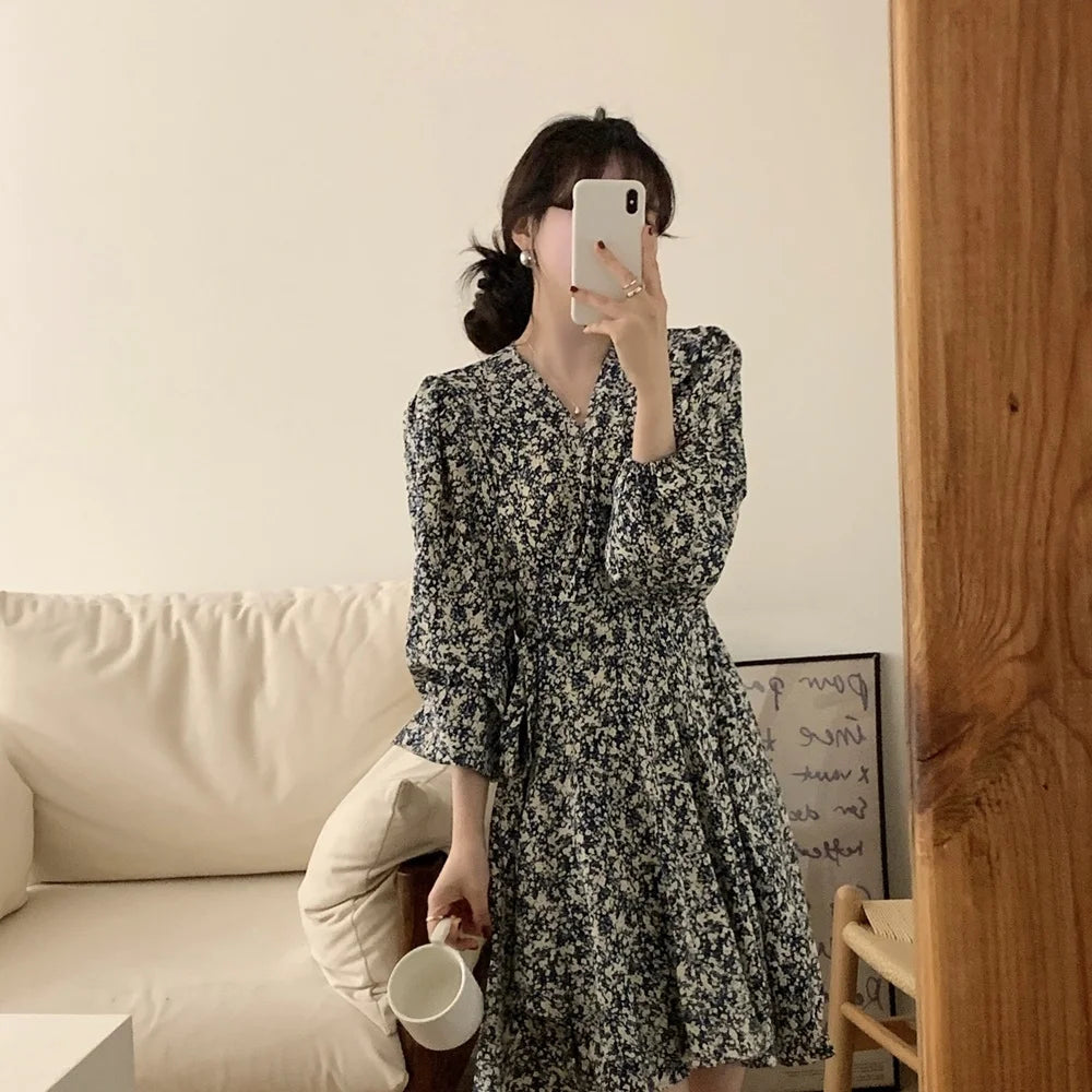 South korea Chic Autumn Retro Temperament V-neck Full Screen Floral Waist Hugging Slimming Long sleeve Small Dress Women
