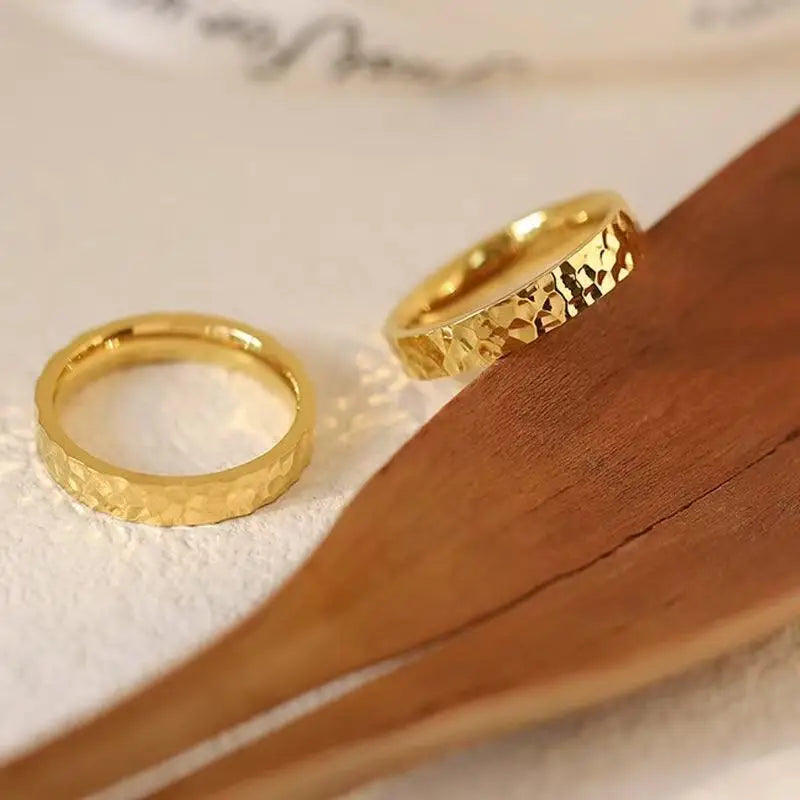 Stainless Steel Gold Color 4mm Hammer Pattern Finger Rings for Men Women Size 5/6/7/8/9/10# Engagement Jewelry Waterproof Gifts