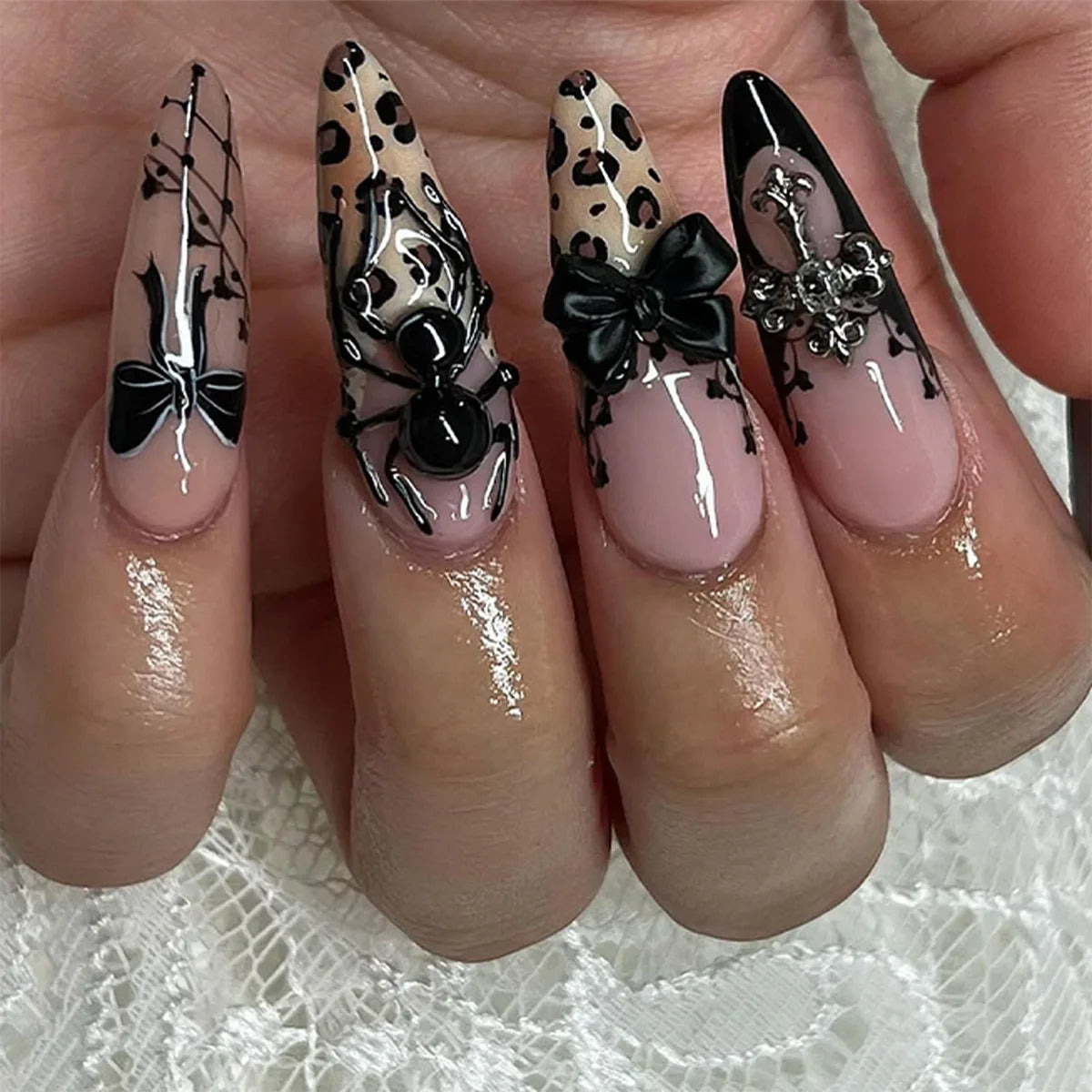 24pcs Sliver Spider Design Fake Nail Halloween Gothic Punk False Nail Tips Wearable European Heavy Metal Almond Press on Nails