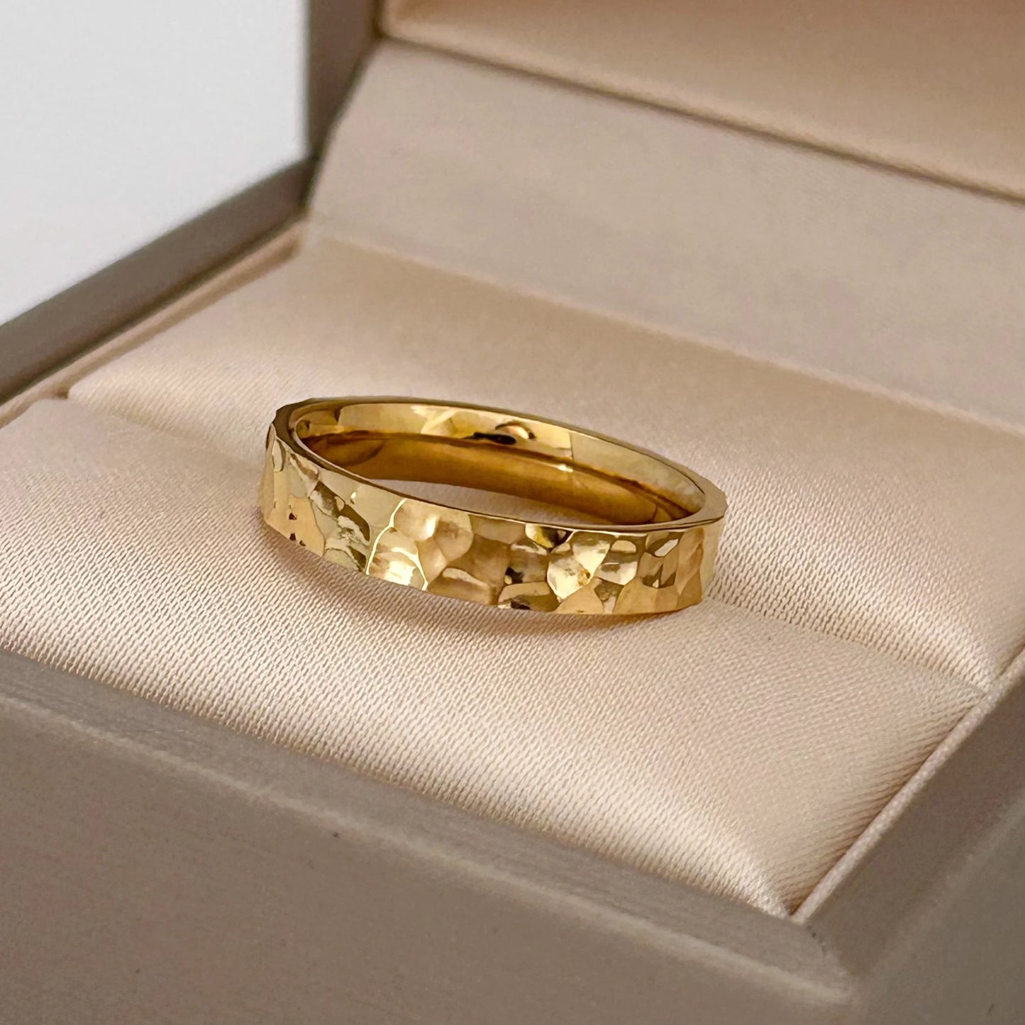 Stainless Steel Gold Color 4mm Hammer Pattern Finger Rings for Men Women Size 5/6/7/8/9/10# Engagement Jewelry Waterproof Gifts