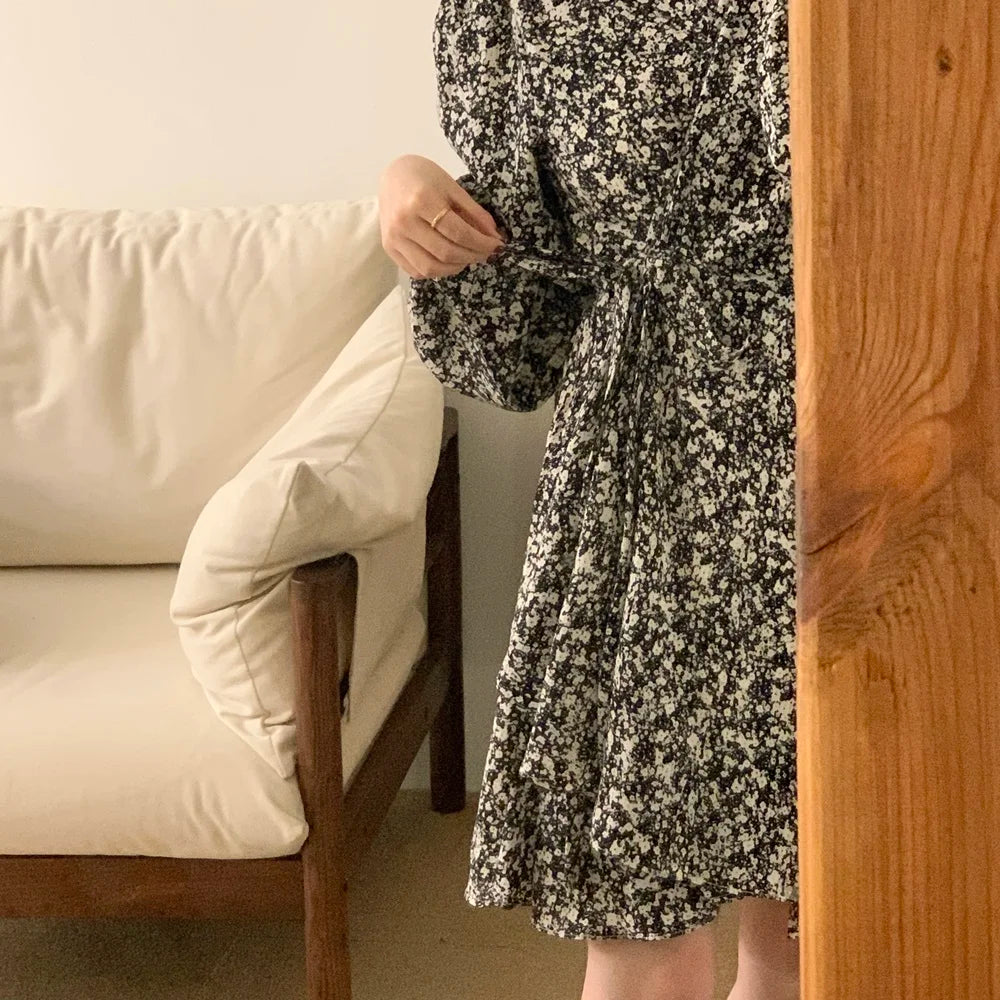 South korea Chic Autumn Retro Temperament V-neck Full Screen Floral Waist Hugging Slimming Long sleeve Small Dress Women