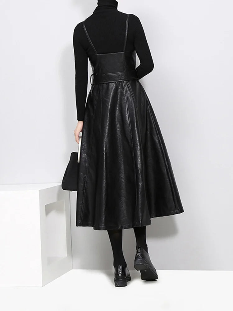 [EAM] Women Black Pu Leather Long Spaghetti Strap Dress New V-Neck Sleeveless Loose Fit Fashion Tide Spring Autumn 2024 JD03201