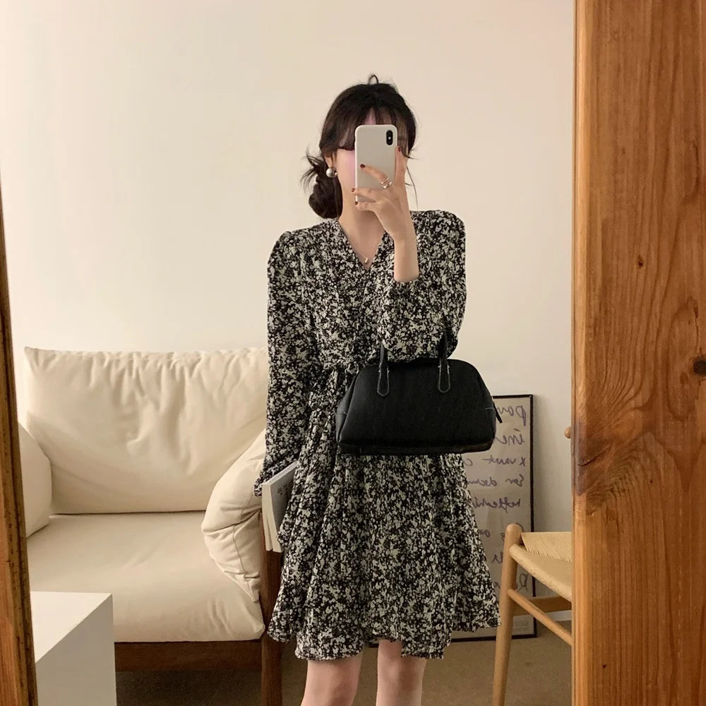 South korea Chic Autumn Retro Temperament V-neck Full Screen Floral Waist Hugging Slimming Long sleeve Small Dress Women