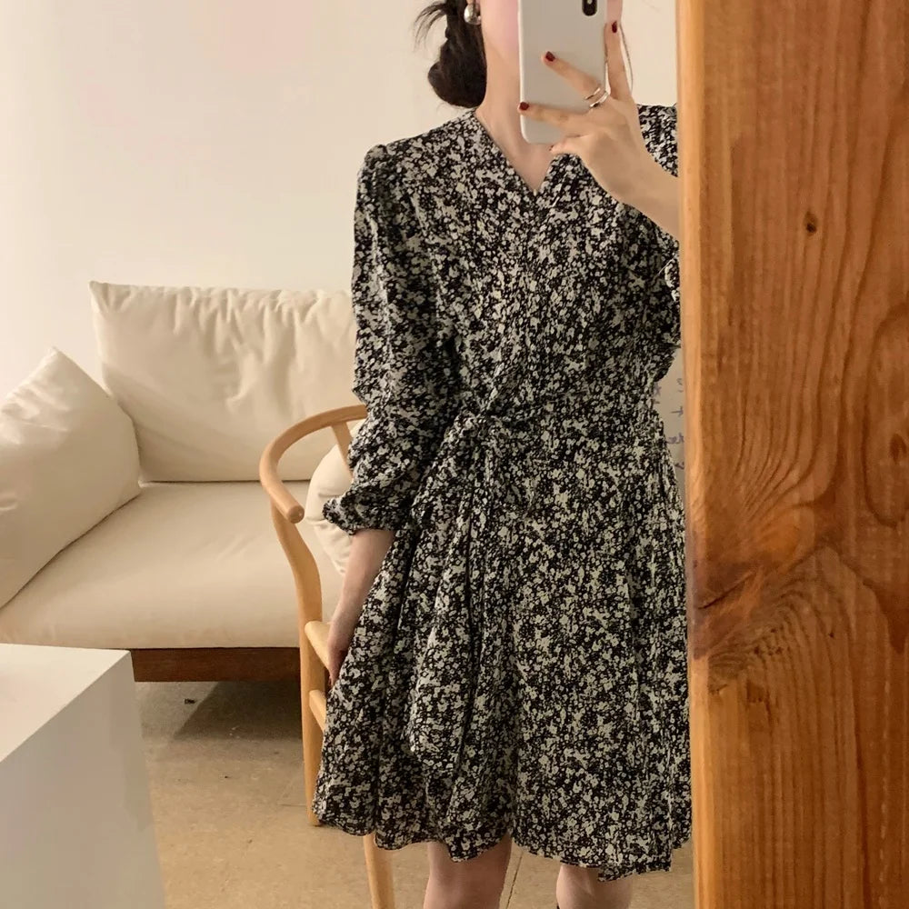 South korea Chic Autumn Retro Temperament V-neck Full Screen Floral Waist Hugging Slimming Long sleeve Small Dress Women