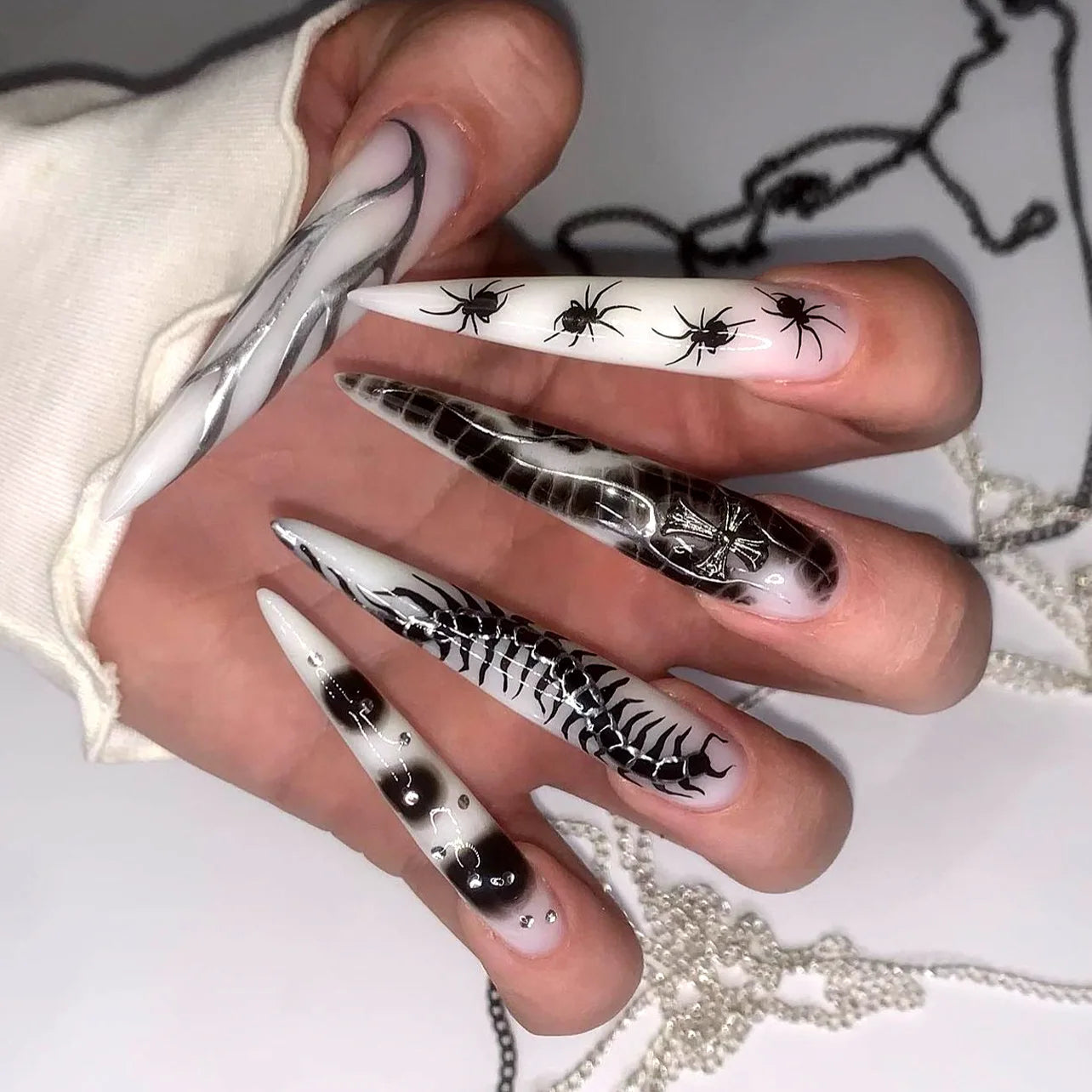 24pcs Sliver Spider Design Fake Nail Halloween Gothic Punk False Nail Tips Wearable European Heavy Metal Almond Press on Nails