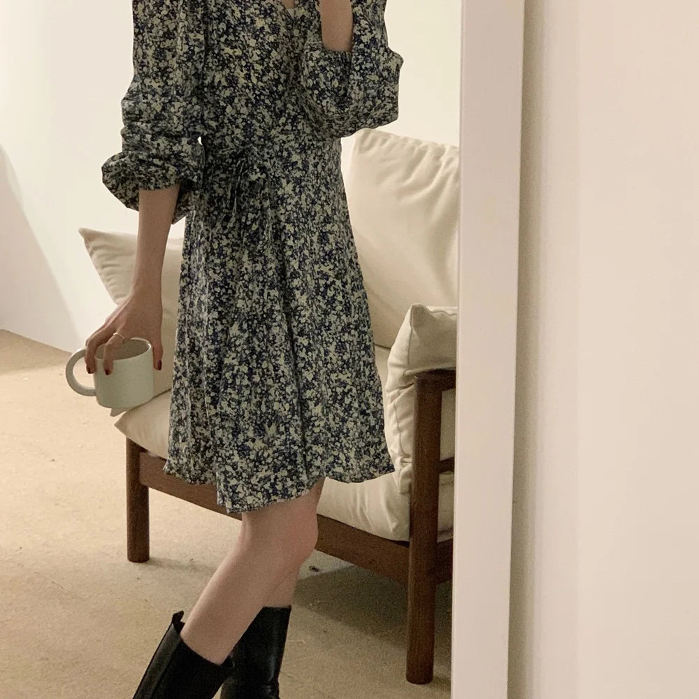 South korea Chic Autumn Retro Temperament V-neck Full Screen Floral Waist Hugging Slimming Long sleeve Small Dress Women