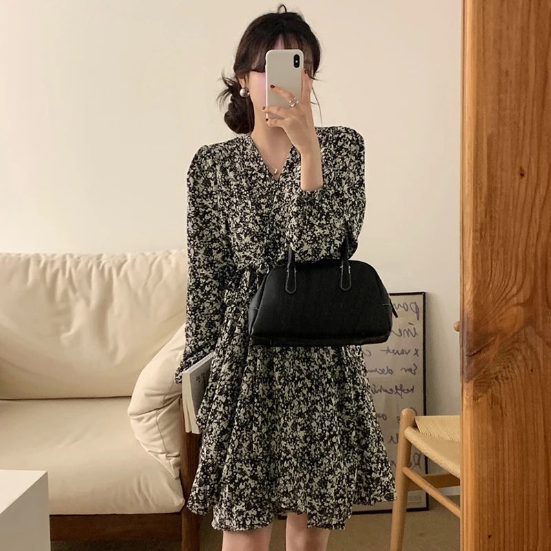 South korea Chic Autumn Retro Temperament V-neck Full Screen Floral Waist Hugging Slimming Long sleeve Small Dress Women