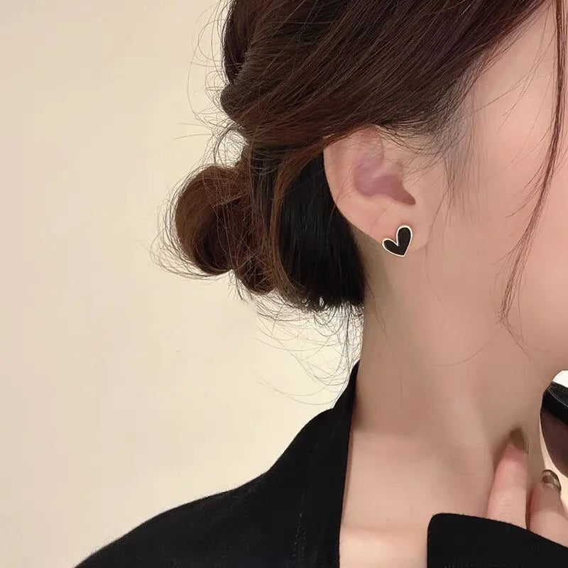 2023 Small Black Heart Stud Earrings For Women Simple Cute Girls Korean Love Earring Birthday Party Jewelry Gifts