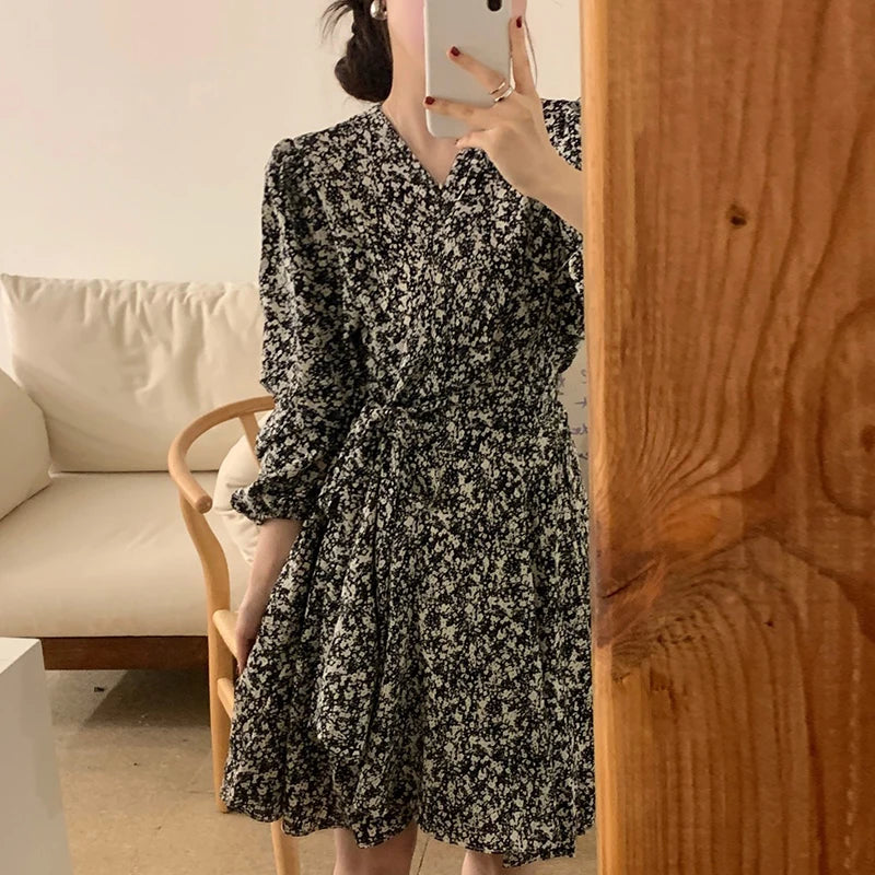 South korea Chic Autumn Retro Temperament V-neck Full Screen Floral Waist Hugging Slimming Long sleeve Small Dress Women