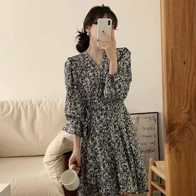 South korea Chic Autumn Retro Temperament V-neck Full Screen Floral Waist Hugging Slimming Long sleeve Small Dress Women