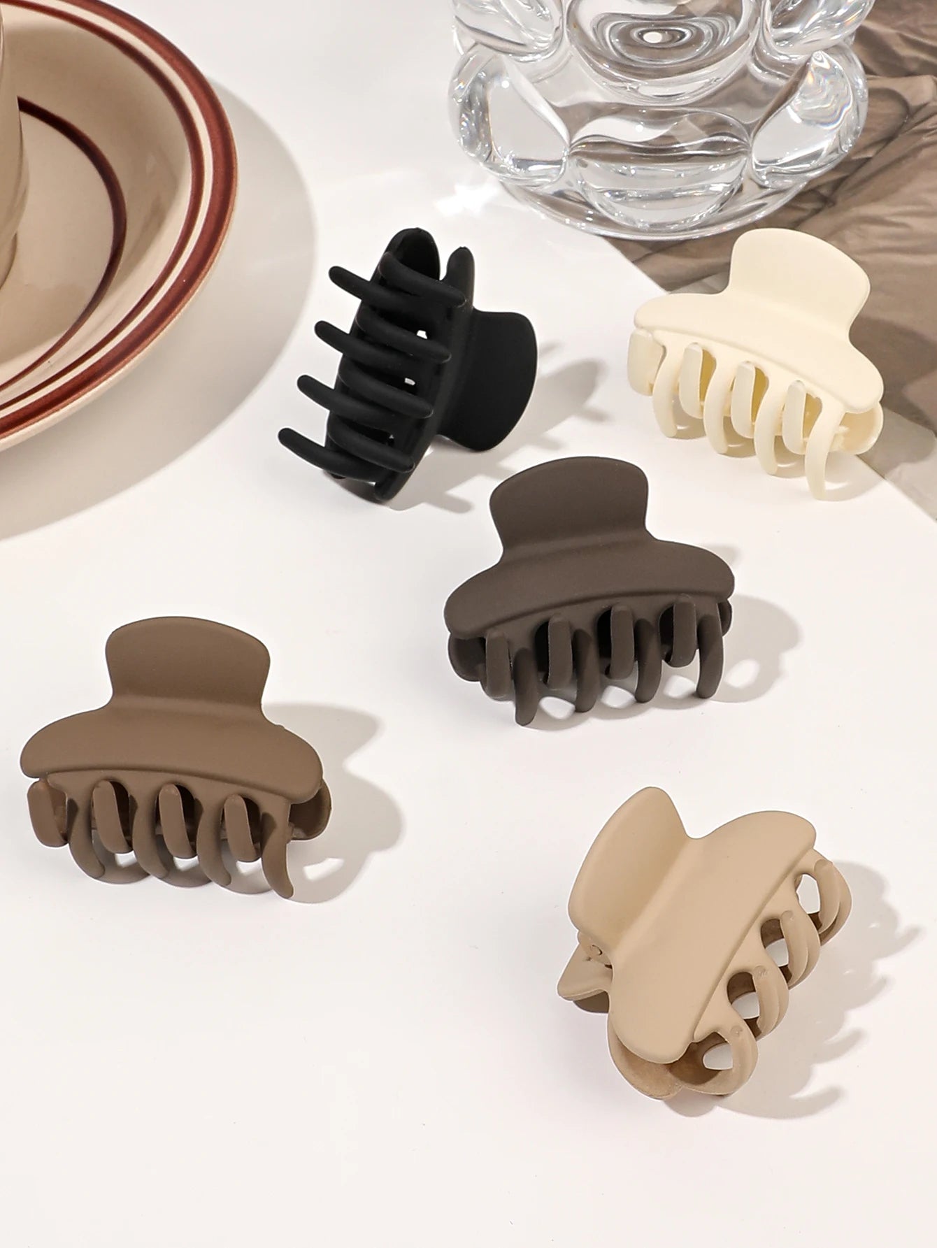 5 Pcs Medium Natural Color  Hair Claw Clips Strong Grip Non-slip Jaw Clips for Women Girls Thin Thick Curly Hair.
