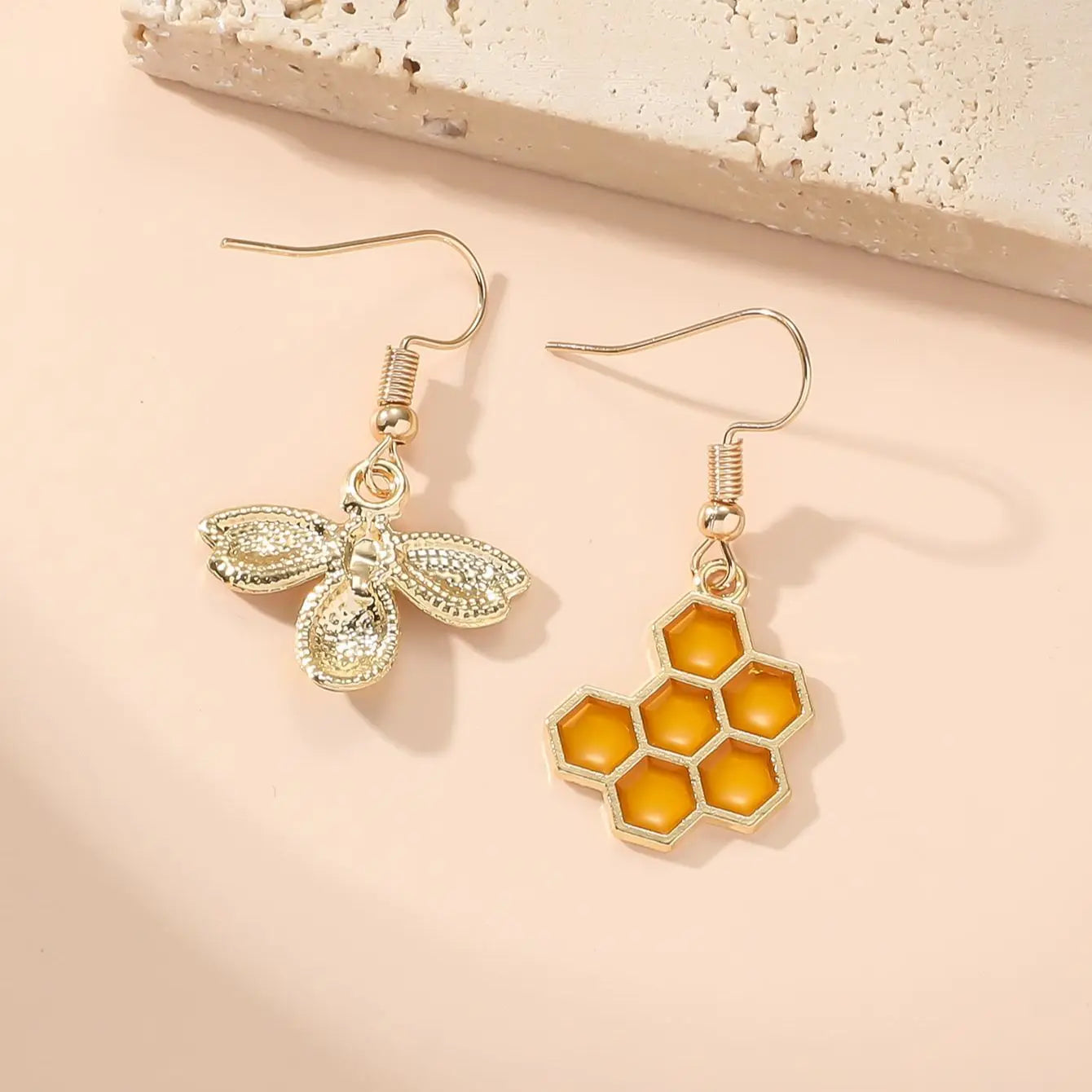 2 Pieces Insect Yellow Bee Earrings Women Simple Fashion Casual Pendant Bee Earrings Viralgem Store