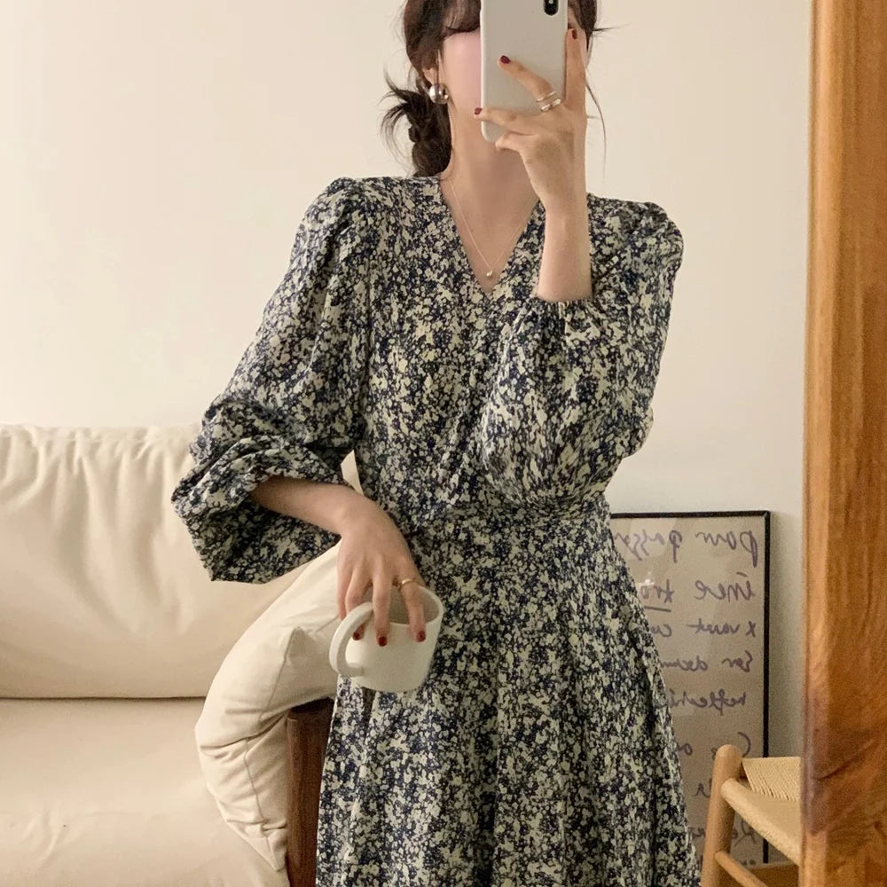 South korea Chic Autumn Retro Temperament V-neck Full Screen Floral Waist Hugging Slimming Long sleeve Small Dress Women