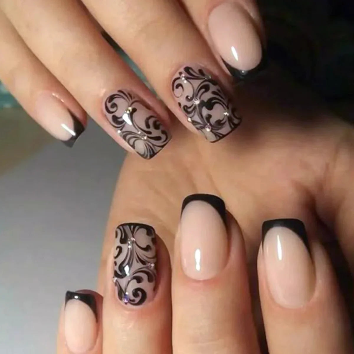 24Pcs Short Square Sweet Cool False Nails Black Flower Wearable French Nails Press on Detachable Autumn Winter Acrylic Nail Tips Viralgem Store