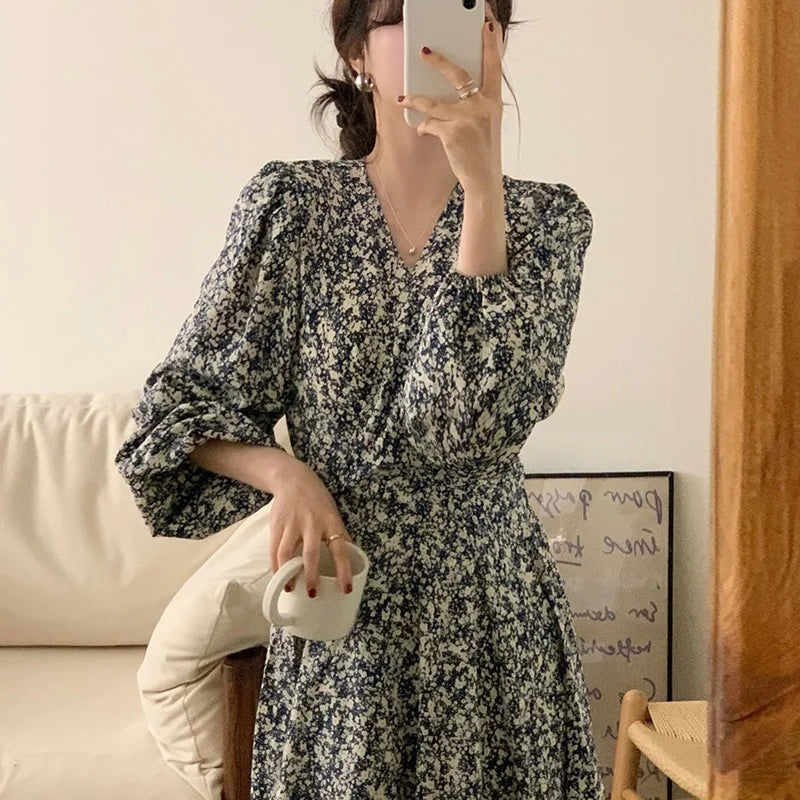 South korea Chic Autumn Retro Temperament V-neck Full Screen Floral Waist Hugging Slimming Long sleeve Small Dress Women