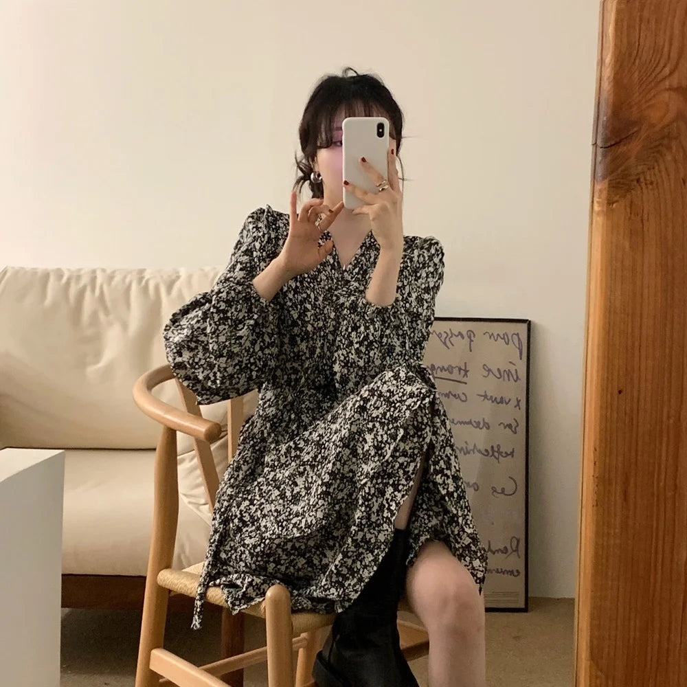 South korea Chic Autumn Retro Temperament V-neck Full Screen Floral Waist Hugging Slimming Long sleeve Small Dress Women